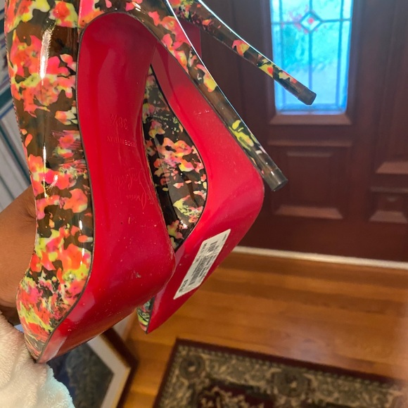 Brand new Christian Louboutin very beautiful only tried on. Size 38 1/2 - Picture 3 of 6